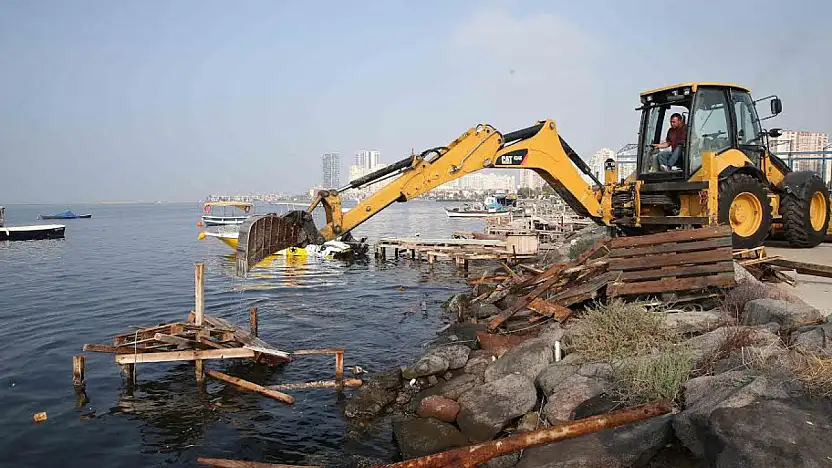 İzmir Büyükşehir Belediyesi Karşıyaka sahilindeki kaçak iskeleleri yıkmaya başladı