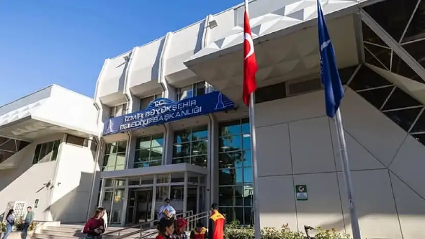 İzmir Büyükşehir Belediyesi'nde şehitler için bayraklar yarıya indirildi