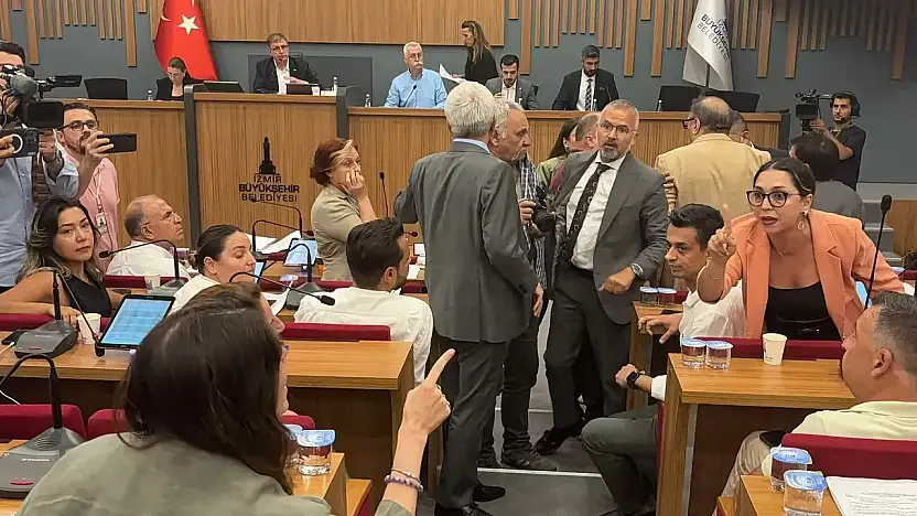 İzmir Meclisi'nde Gerilim Tırmandı: 'Ağlama, Terbiyesiz Kadın!' - 'Kes Sesini!'