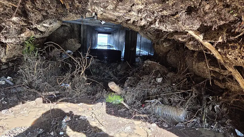 İZSU, sel riskini azaltmak için dere yataklarından 6 bin ton malzeme çıkardı