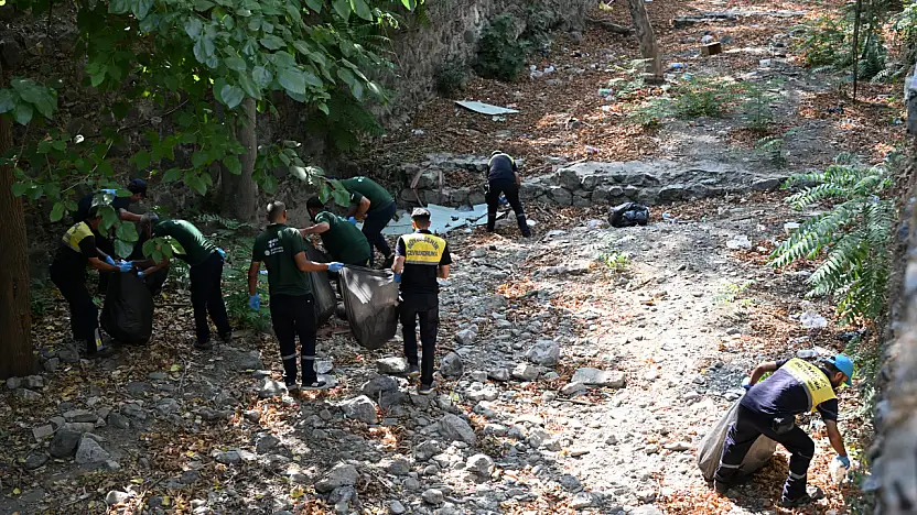 Manisa Büyükşehir Belediyesi, Çaybaşı Deresi'nde rutin temizlik çalışmalarını tamamladı