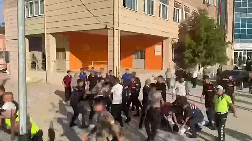 Manisa'da lise önünde silah paniği! Veliler okula akın etti