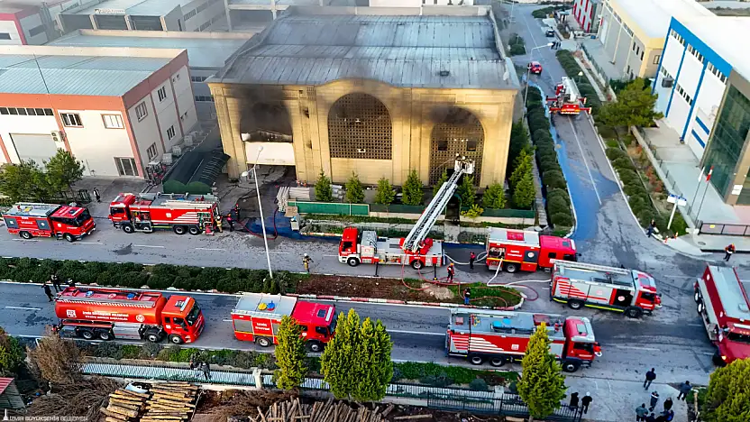 Menderes'te yalıtım malzemesi Üreten Fabrikada Yangın