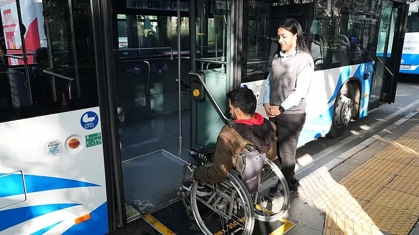 Tekerlekli sandalye kullanıcıları için otobüs şoförüne anlık bildirim dönemi