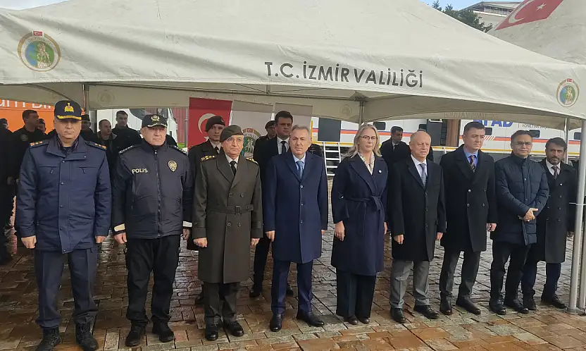 6 Şubat depremlerinin yıl dönümünde İzmir'de anma: AFAD ekiplerine arma takdim edildi