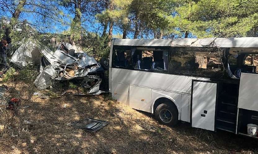 Aydın-İzmir Otoyolu'nda tur otobüsü ile midibüs çarpıştı ölü ve yaralılar var