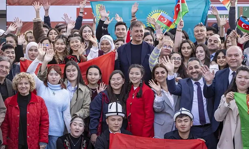 Başkan Tugay, Dünya Türk Dili Ailesi Günü etkinliğinde öğrencilerle buluştu