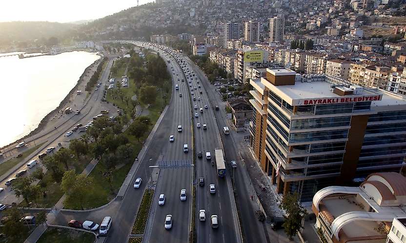 Bayraklı Belediyesi operasyonunda 15 tutuklama: Eski başkan ve oğlu da cezaevinde