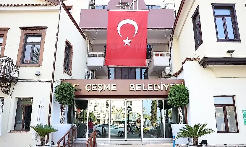 Çeşme Belediyesi'ne operasyon: Başkan Yardımcısı gözaltına alındı