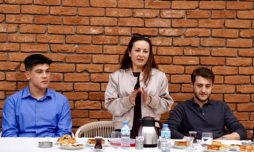 İlksen Özalper gençlerle bir araya geldi: 'Türkiye'nin geleceğini gençler şekillendirecek'
