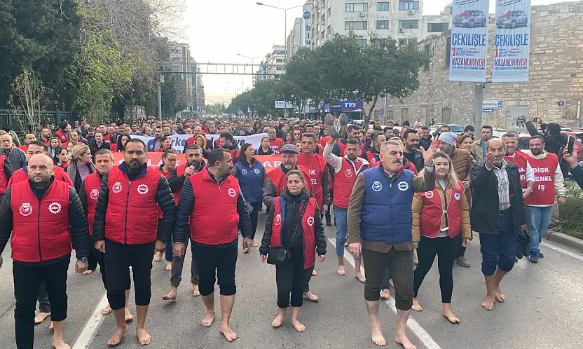 İşçiler iş bıraktı, çıplak ayakla yürüdü