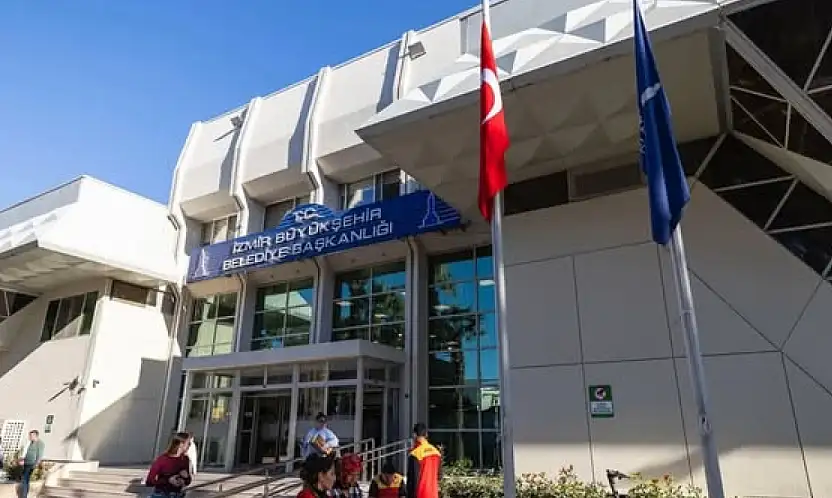 İzmir Büyükşehir Belediyesi'nde şehitler için bayraklar yarıya indirildi