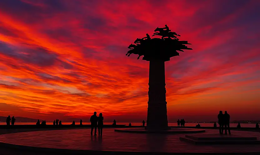 İzmir'de en iyi gün batımı noktaları ve ulaşım rehberi