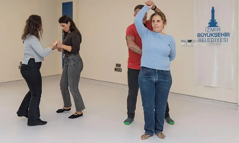 İzmir'de görme engelli bireyler dansla terapi atölyesinde ritmi keşfetti