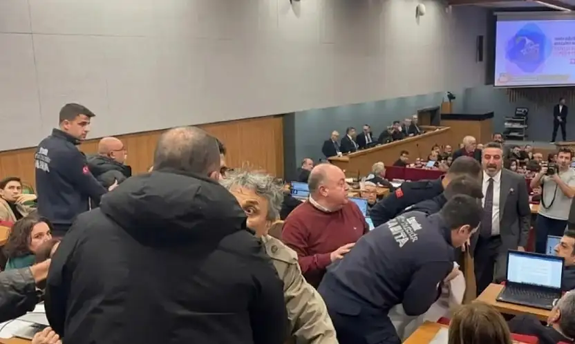 İzmir meclisi karıştı: Protesto ve arbede oturumu durdurdu