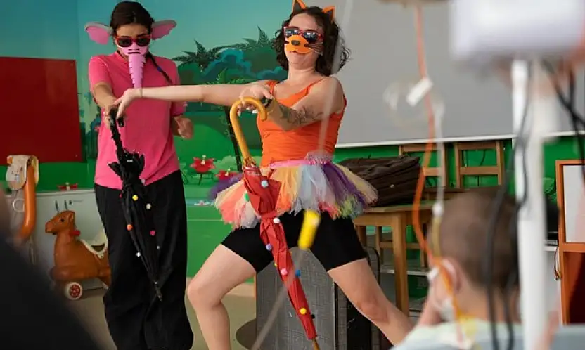 İzmir Şehir Tiyatroları'nın 'Sanat İyileştirir' projesi miniklerle buluştu