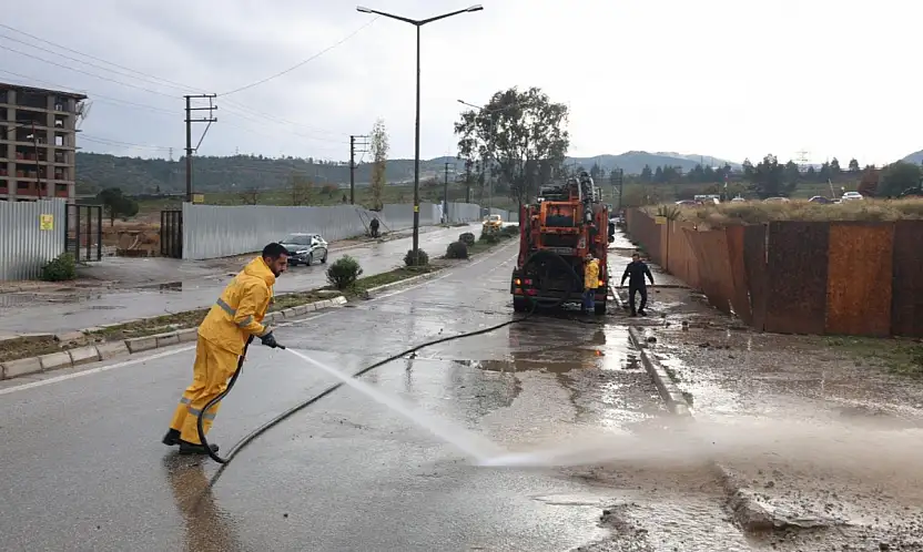 Karaburun, Çeşme ve Foça'da yağış alarmı: İzmir Büyükşehir Belediyesi ekipleri seferber