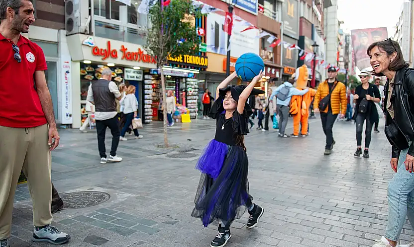 Karşıyaka çarşısında basketbol heyecanı: Hergele meydanına pota kuruldu