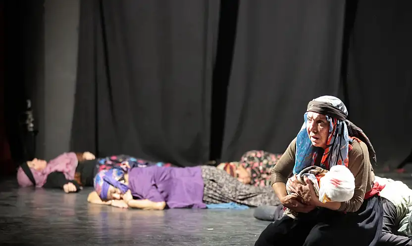 Konak'ta Cumhuriyet coşkusu: 'Kuvayi Milliye Destanı' ayakta alkışlandı