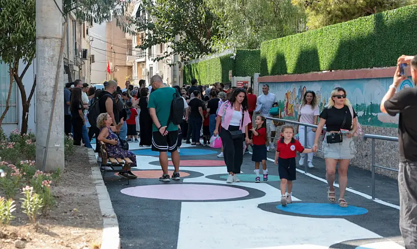 Konak'ta okul yolu çocuklar için renklendirildi