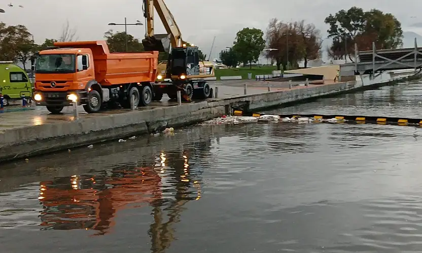 Kuvvetli sağanak İzmir'i etkiledi: Büyükşehir belediyesi tüm birimleriyle sahada