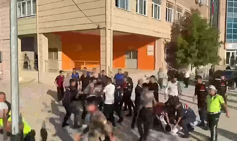 Manisa'da lise önünde silah paniği! Veliler okula akın etti