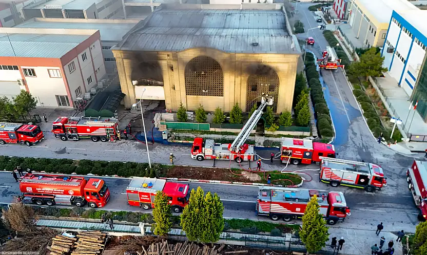Menderes'te yalıtım malzemesi Üreten Fabrikada Yangın