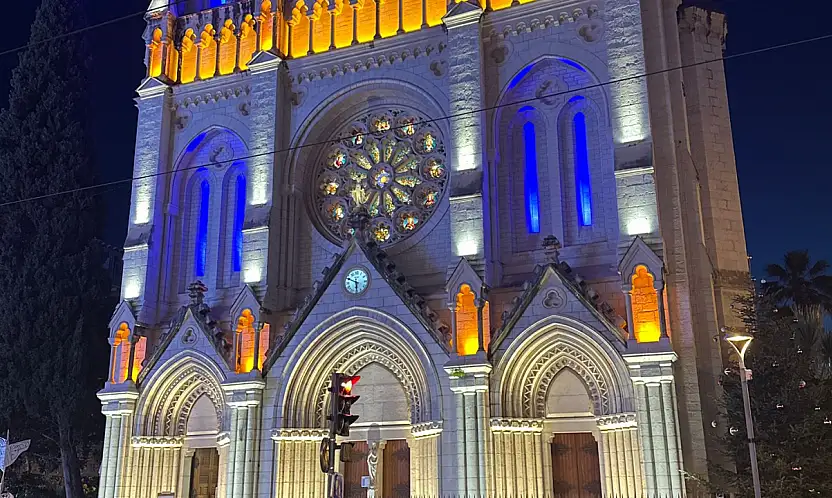 Nice'te mavi ve altın ışıklarla yükselen Sainte-Réparate Katedrali