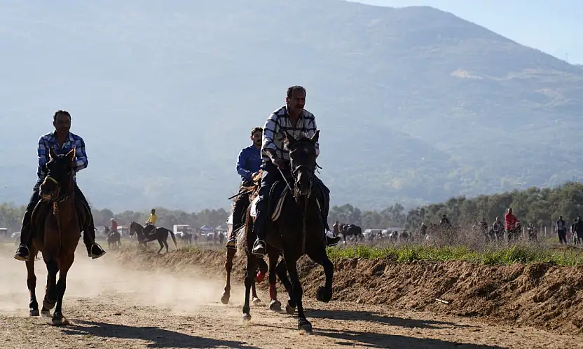 Tire'de geleneksel rahvan at yarışları coşkuyla gerçekleşti