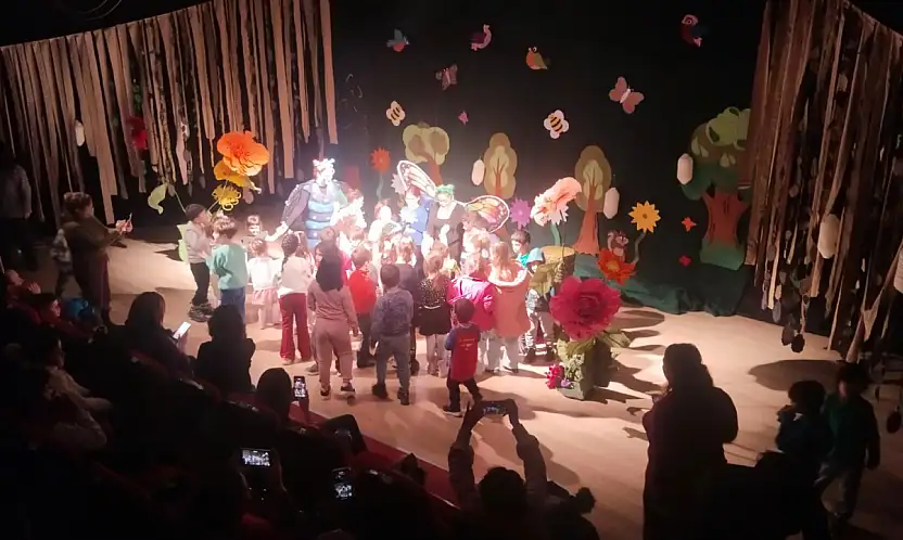 'Tobi ile Lumi' Ayvalık Belediye tiyatrosu sahnesinde çocuklardan tam not aldı